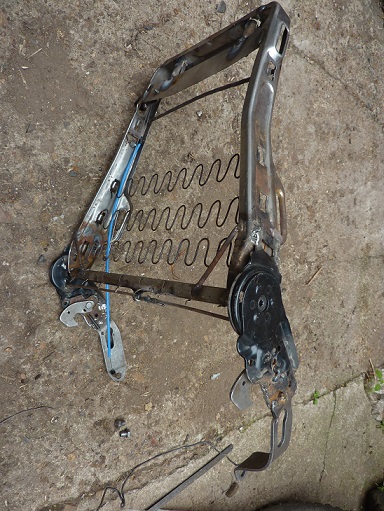 Кресло автомобиля ВАЗ-21213, приварены механизмы откидывания спинки от Chery Amulet 
