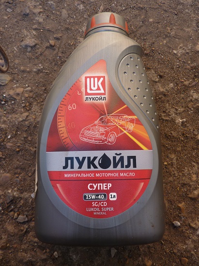 Канистра от масла, используемого для добавки в топливную смесь тестируемой бензопилы Урал