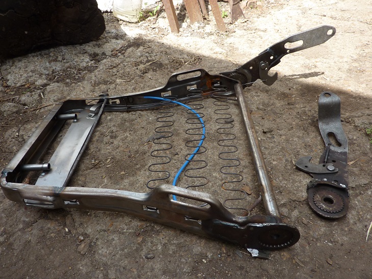 Спинка заводского переднего кресла автомобиля ВАЗ-21213